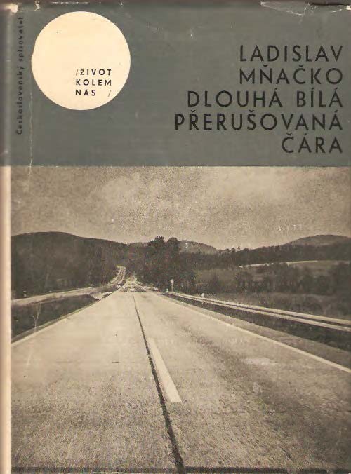 Dlouhá bílá přerušovaná čára