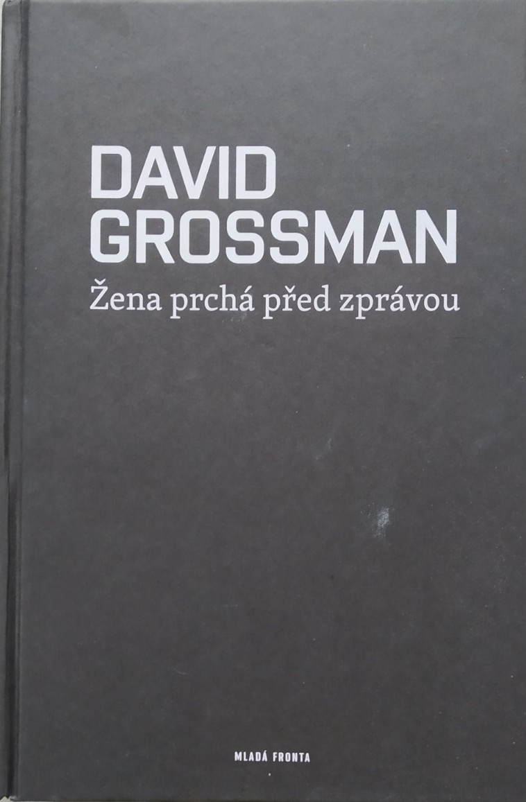 Žena prchá před zprávou