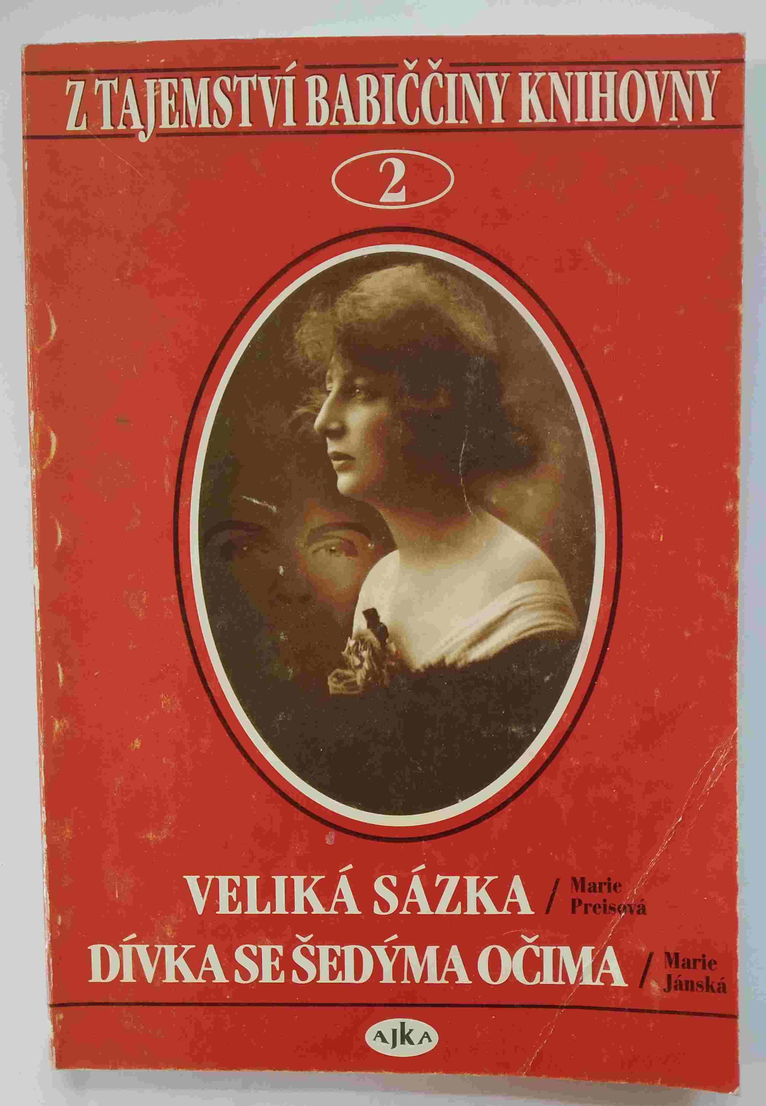 Veliká sázka. Dívka se šedýma očima