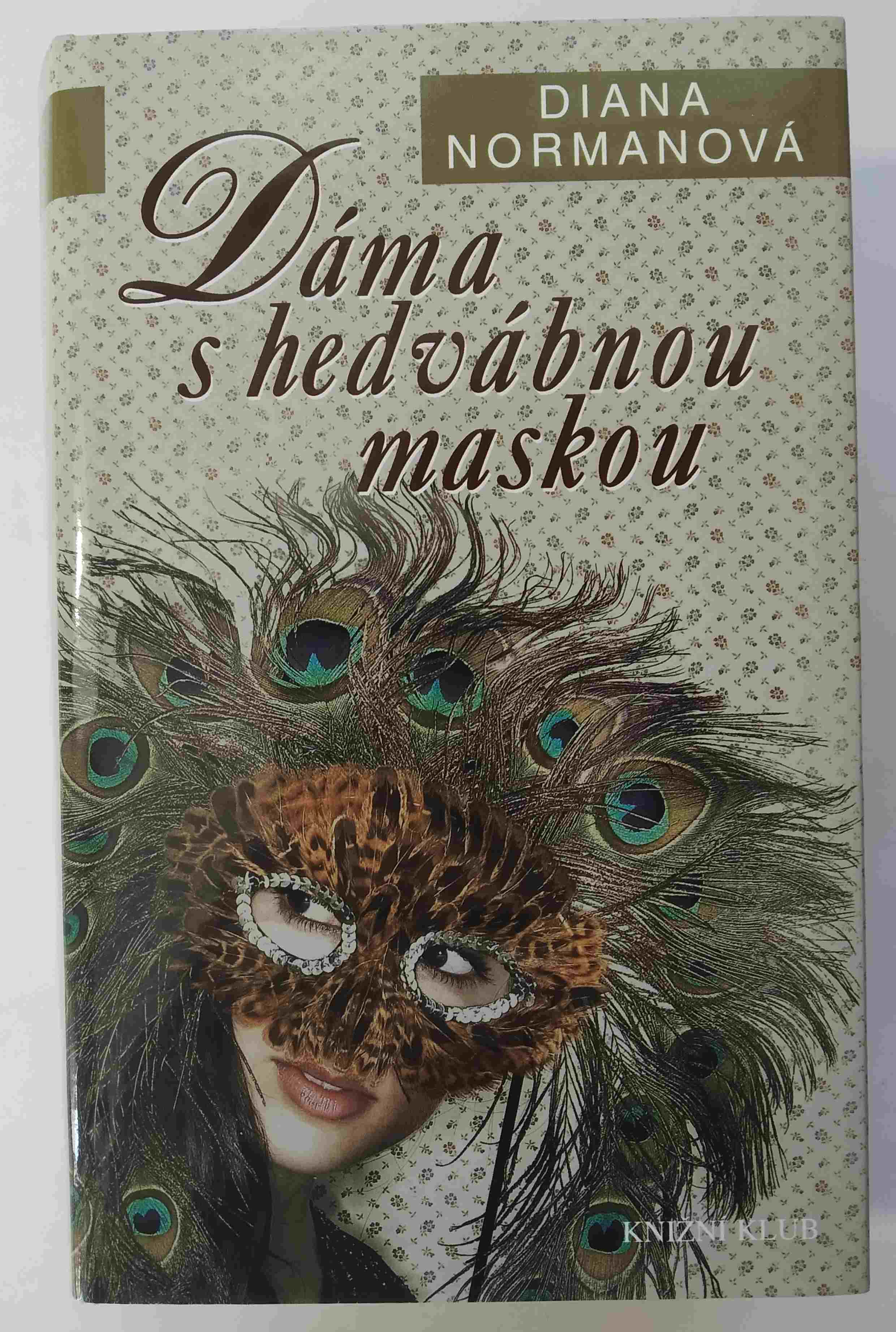 Dáma s hedvábnou maskou