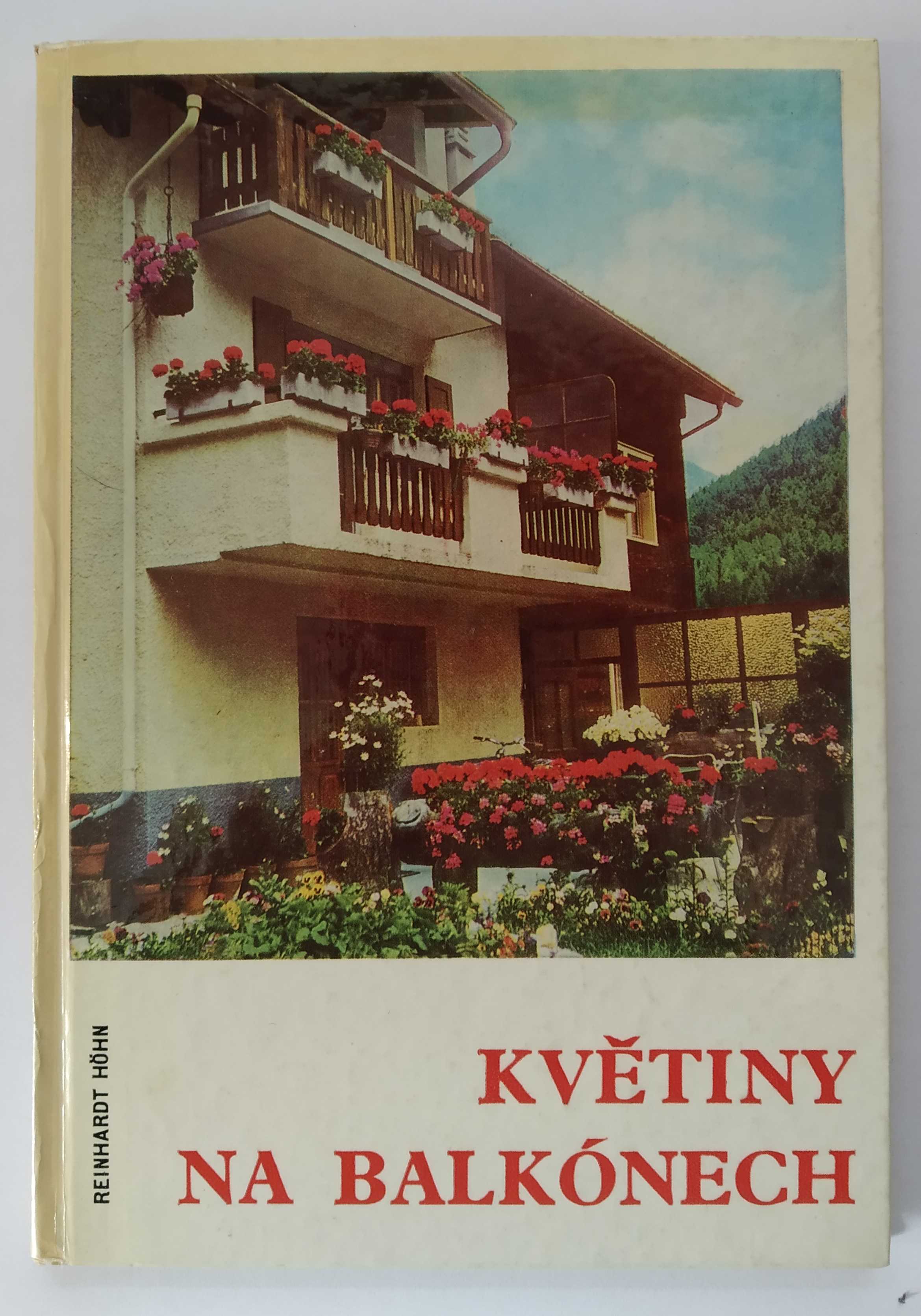 Květiny na balkónech