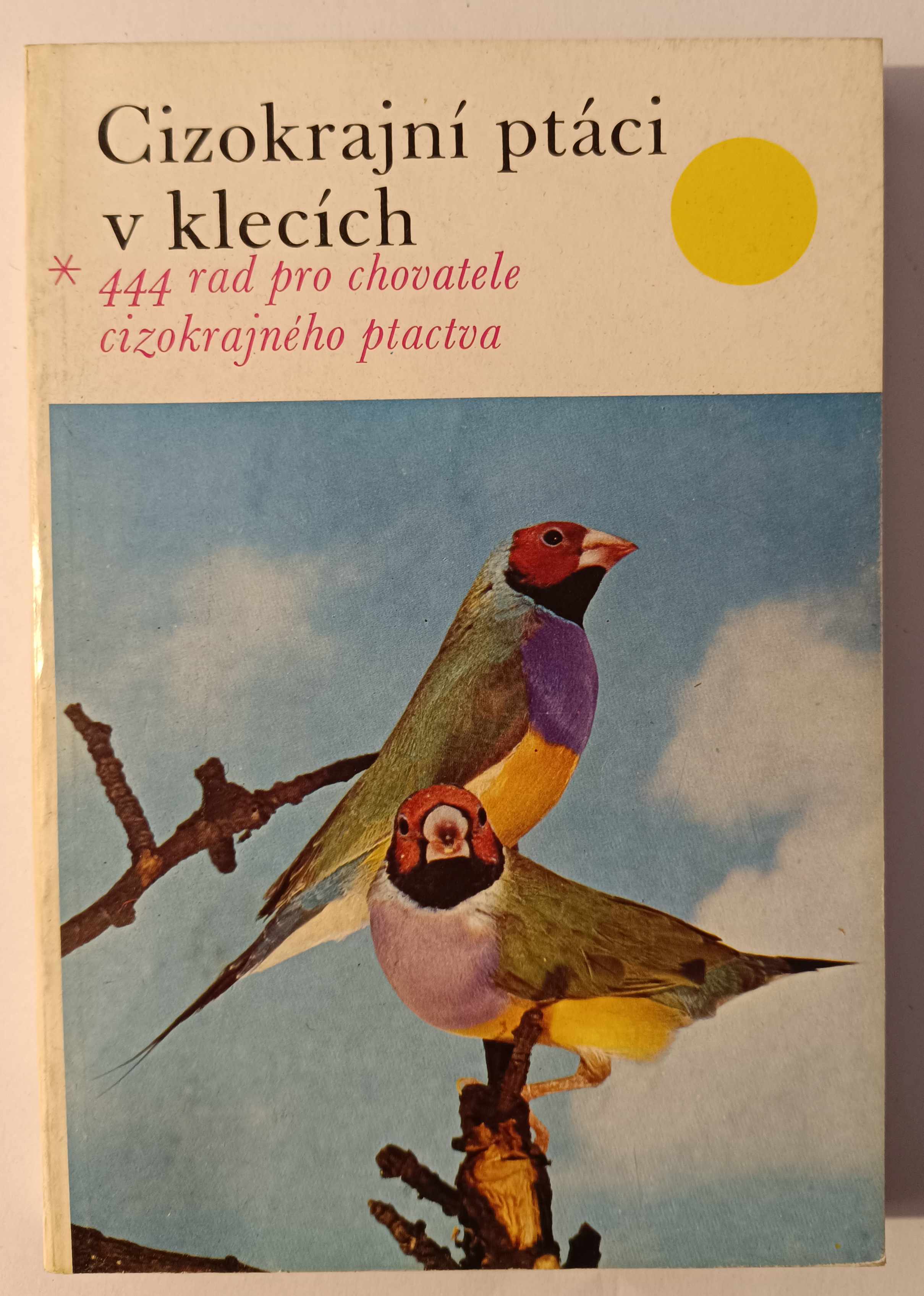 Cizokrajní ptáci v klecích
