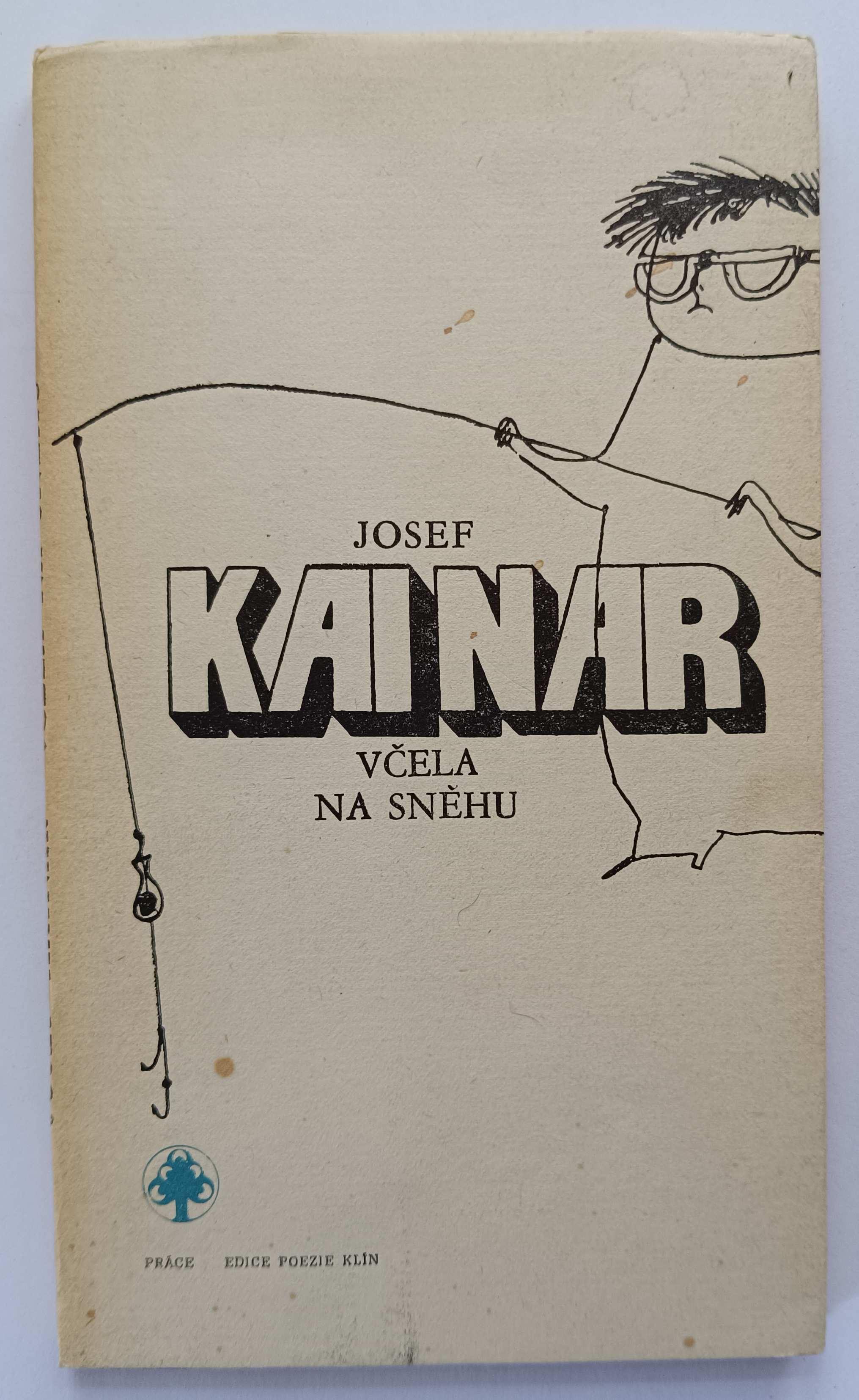 Včela na sněhu