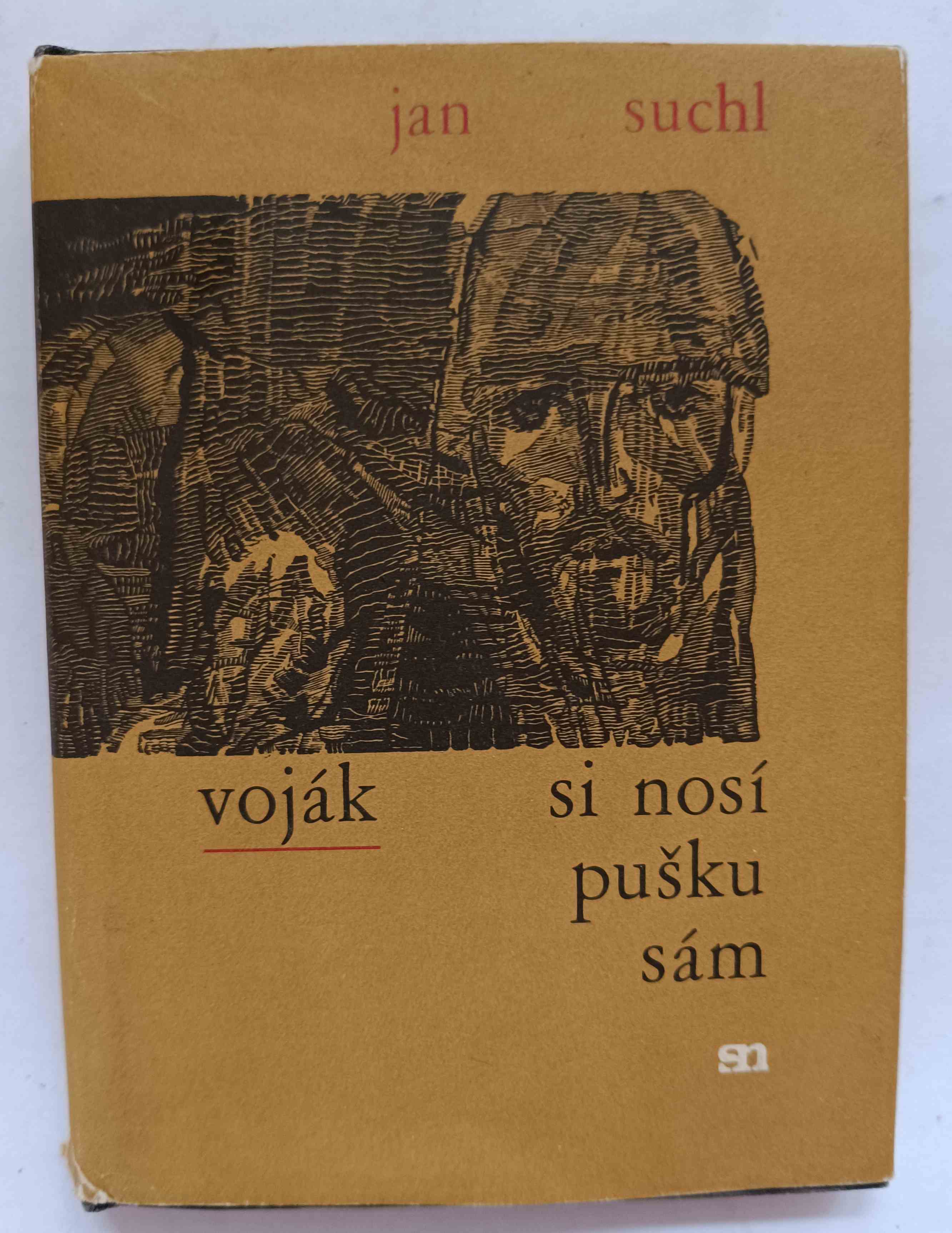 Voják si nosí pušku sám
